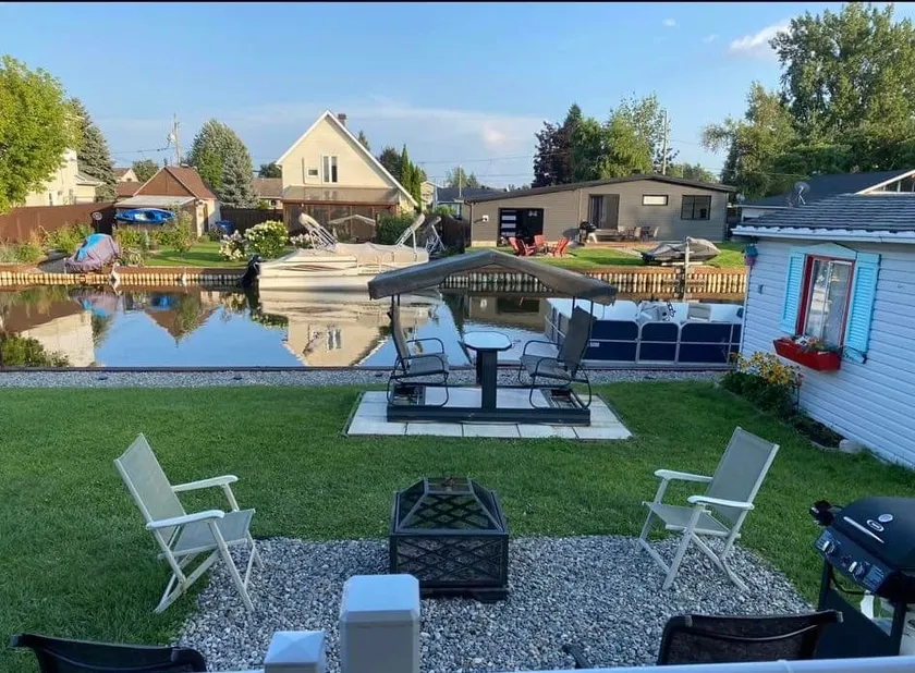 Cottage on the canal - Image 1