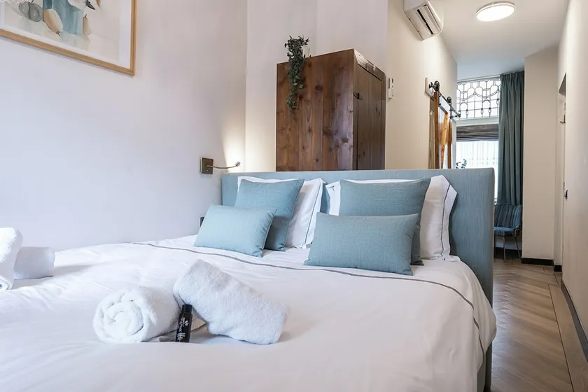 Hotspot location, wifi, AC, bed en koffie Harmony - Image 1