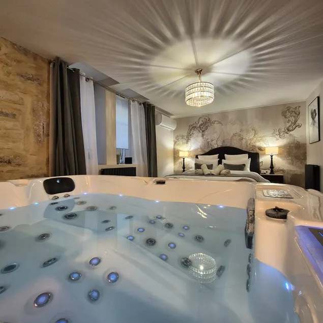 Upscale suite with private 4-star SPA - Image 1
