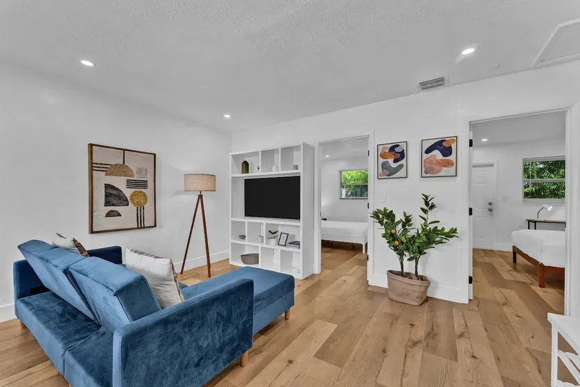 Flamingo Escape: Bright 2BR Near Riverside Beach - Image 1