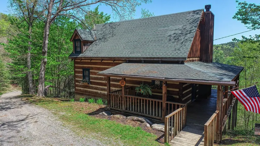 PrivateTwo Bedroom Log Cabin near Pigeon Forge - Image 1