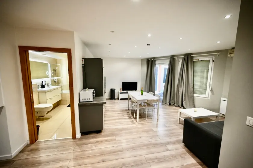 Mulhouse Apt 6 Guests – 2BR, Covered Parking - Image 1