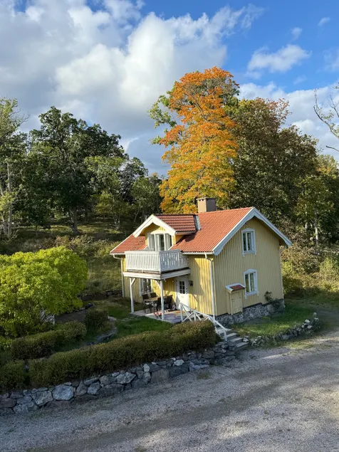 House by the sea, quiet horse farm with paddle tennis court, near bus - Image 1
