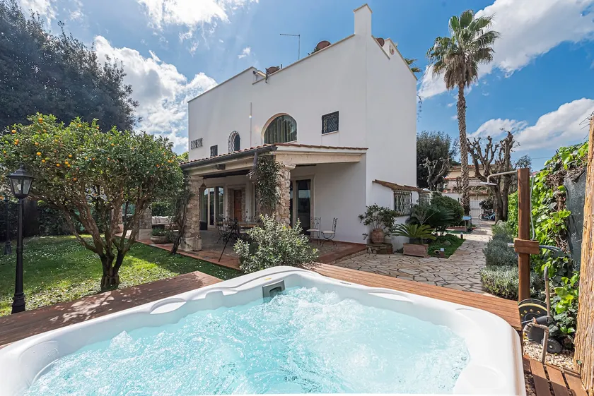 Seaside Villa Rome Pool & Sauna - Image 1