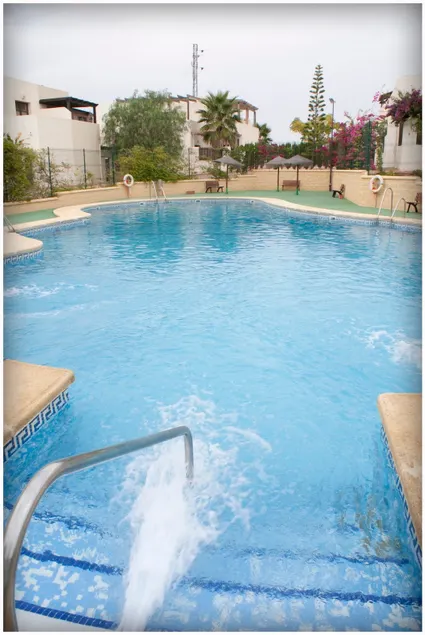 House with swimming pool near the beach - Image 1