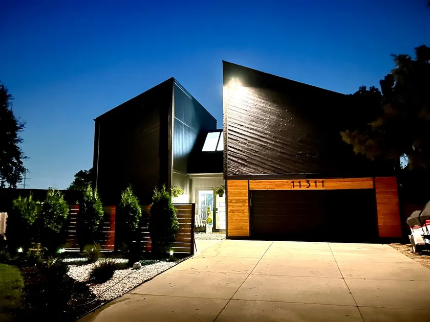 Modern group stay:Central/100” TV/theme event room - Image 1
