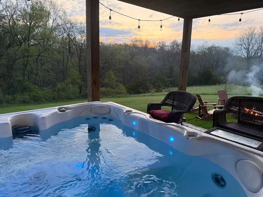 Hot tub, Wood Fireplace, Firepit, Pool/Marina Access - Image 1