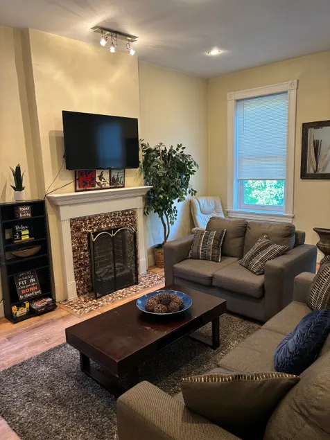 Historic, quiet 2 Bdrm/1 bath/workspace Full Condo - Image 1