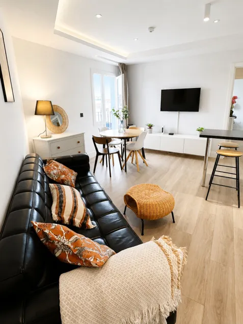 Grand Central House - Premium Two Bedroom Balcony - Image 1