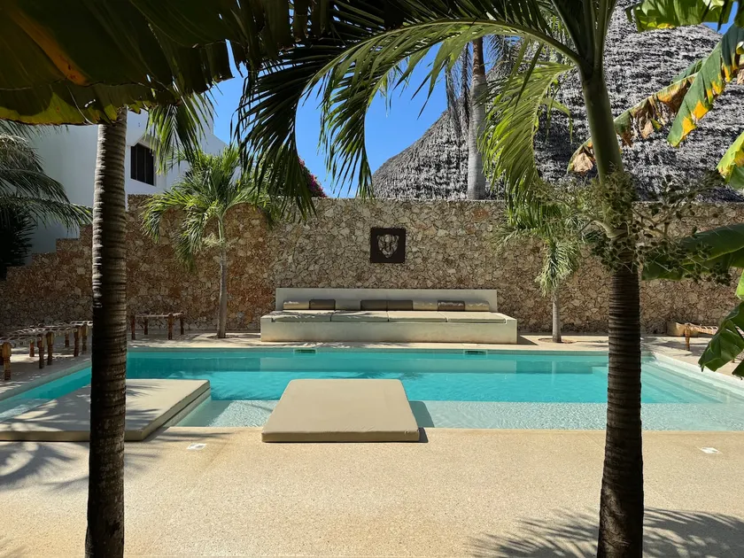 Hibiscus Ivory Suite@Ghepard Exclusive Residence - Image 1