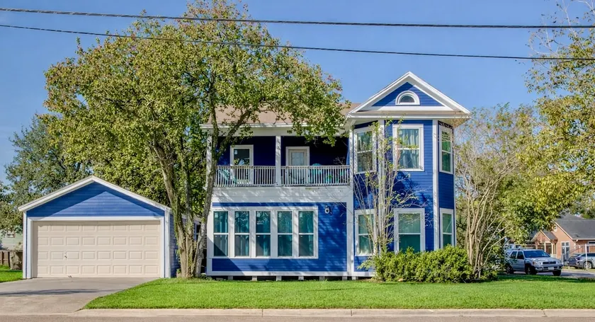 Historic Charm in the Heart of Downtown - Image 1