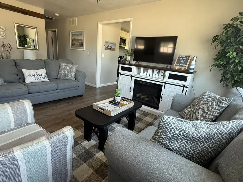 Cozy cottage with lake view; safe neighborhood - Image 1