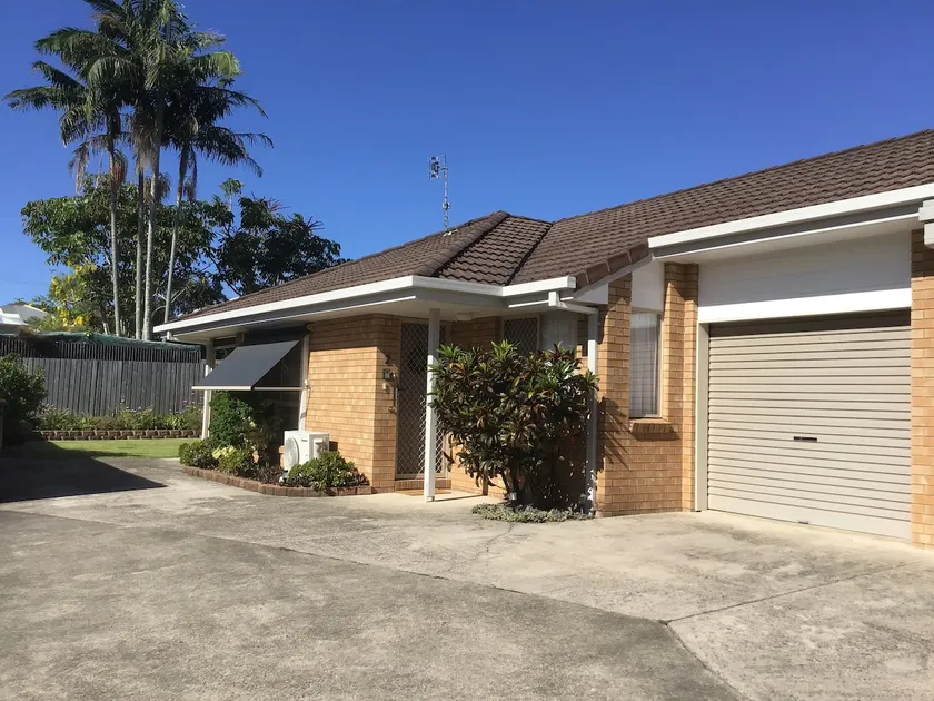 Cheerful 2 Bedroom home in Town Centre near Beach. - Image 1