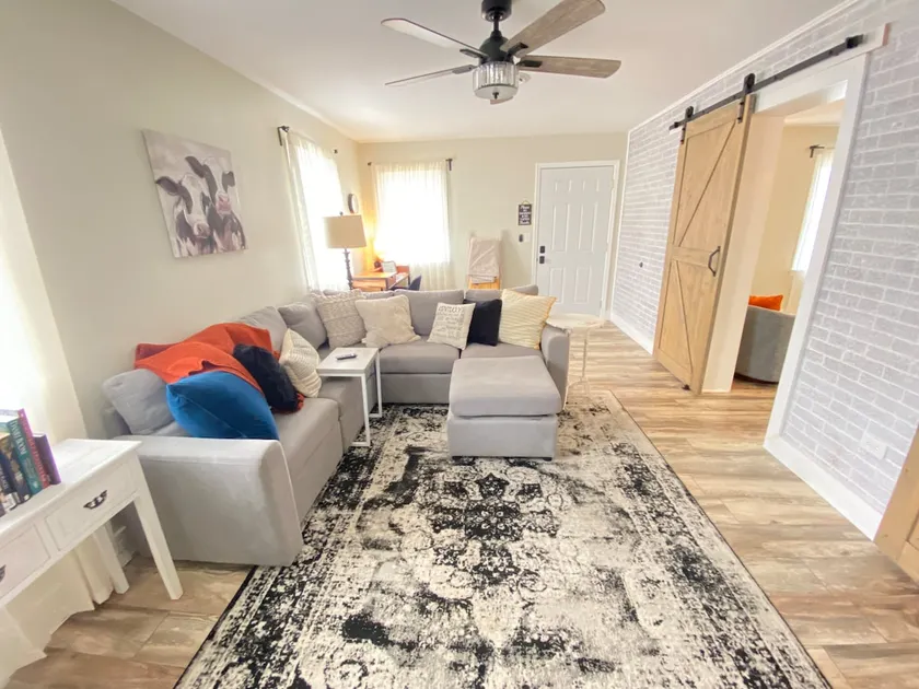 Cheerful Home w/Fireplace - Image 1