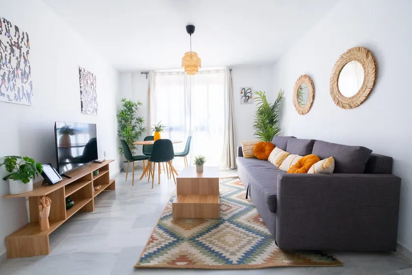 OLIVER: QUIET DOWNTOWN APARTMENT WITH PARKING - Image 1