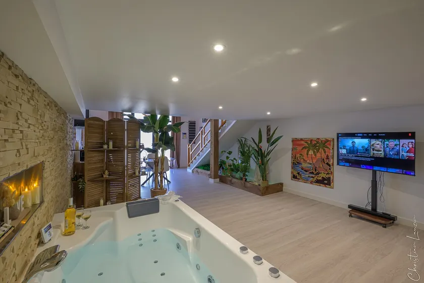 Romantic accommodation • Hot tub & massage table - Image 1