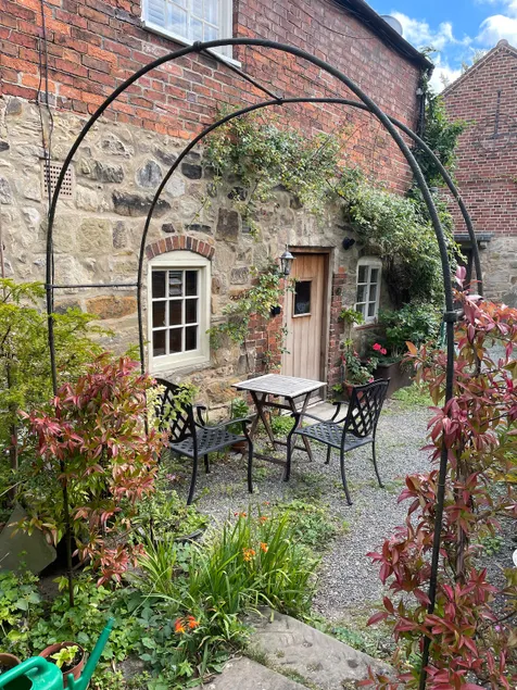 Spacious 1 bedroom Accommodation with Free Parking - Image 1
