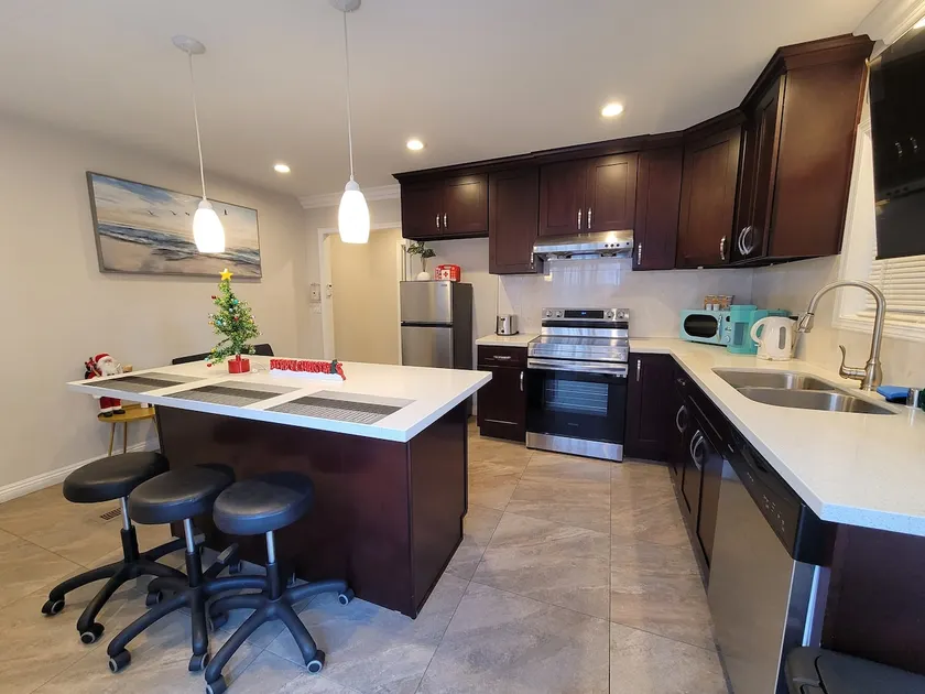 Newly Renovated 1 Bedroom House with Full Kitchen - Image 1