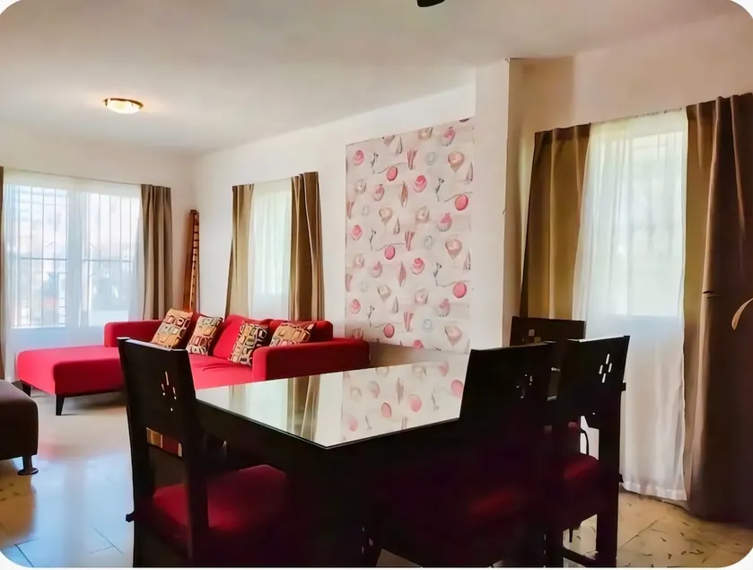 Centrally located house near Mercado 28 - Image 1