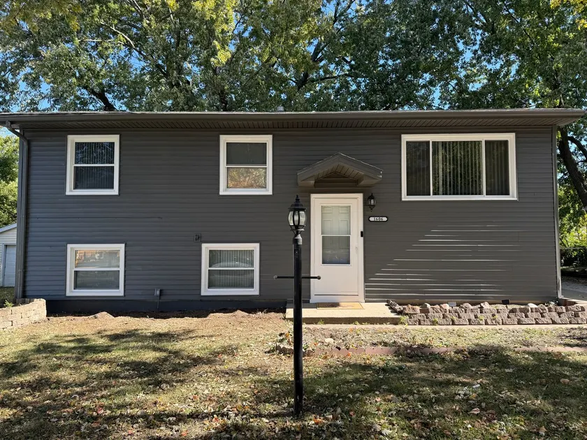 Cheerful 5 Bedroom home-free parking on premises. - Image 1