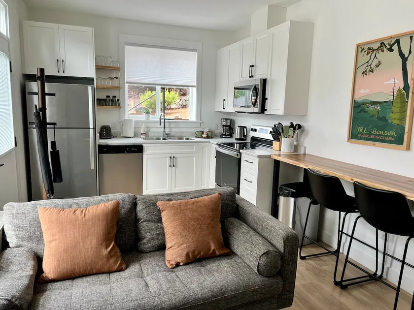 Modern 1 BR Suite “Work & Play” In Departure Bay - Image 1