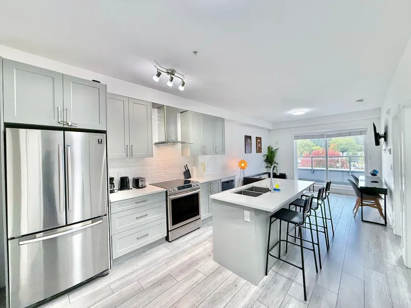 Downtown Condo near Vancouver Skytrain - Image 1