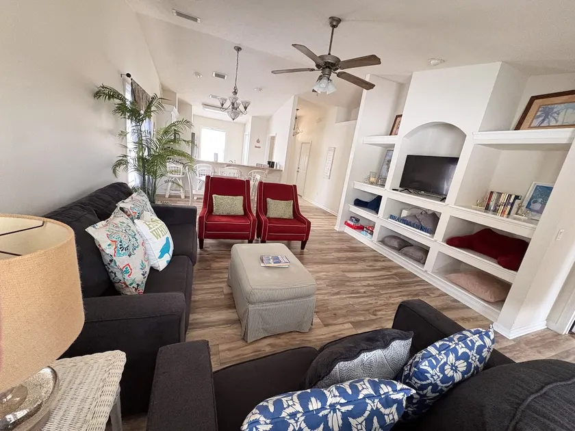 Charming Beach House- 3bd/2bath with Fenced Backyard - Image 1