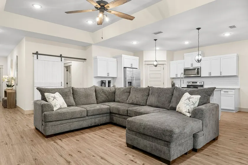 Steps from beach (Sleeps 12) 4 bdrm w/backyard - Image 1