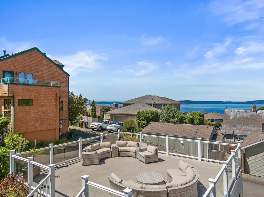Cozy Old Town condo + Garage + Patio Steps to Ruston Way! - Image 1