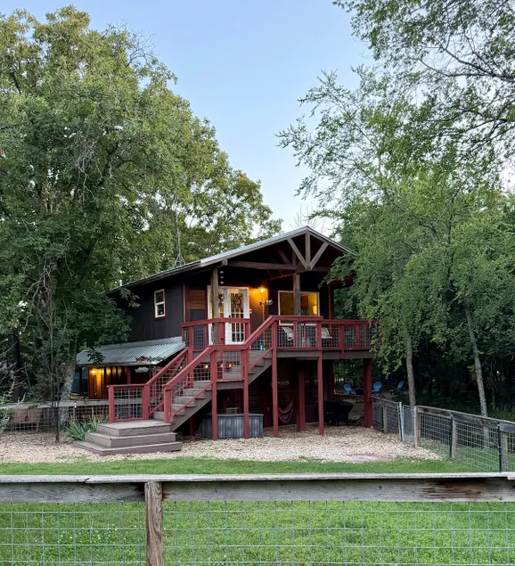 The Little Lake Shack- Pet Friendly Treehouse Cabin - Image 1