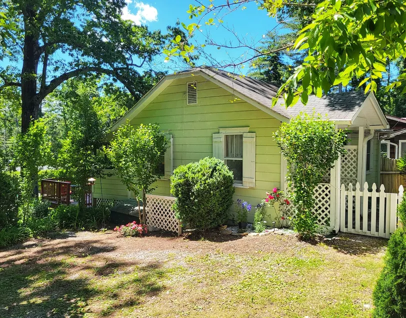 1930s Bungalow Retreat- Lovely Location! - Image 1