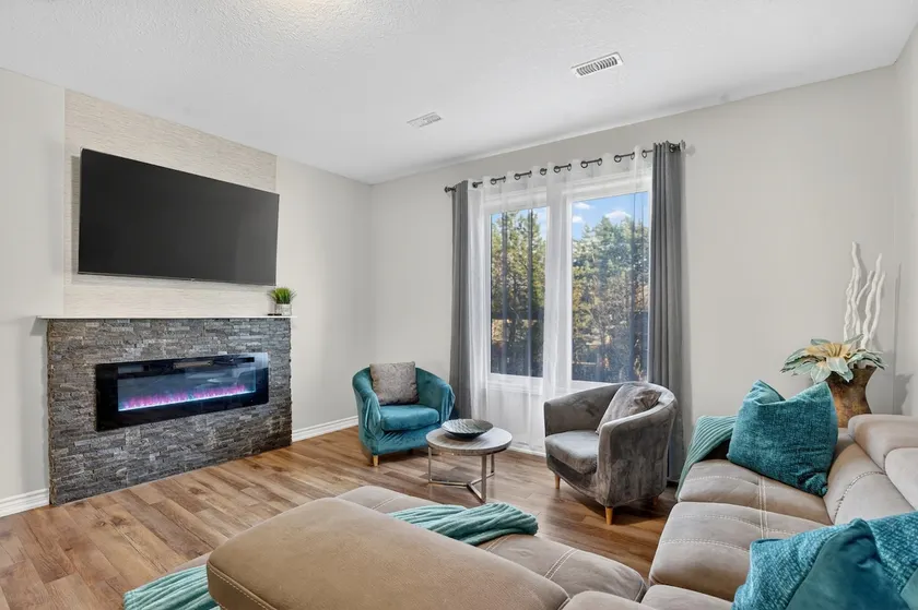 Stylish 3 Bdrm house- king bed, Netflix, parking - Image 1