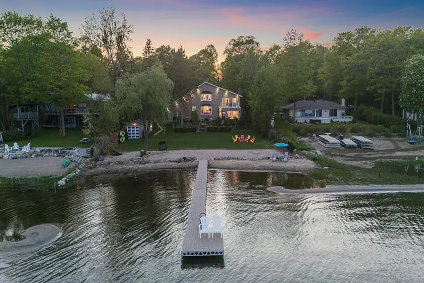 Stylish Sandy Beach 4-Bed Waterfront - Image 1