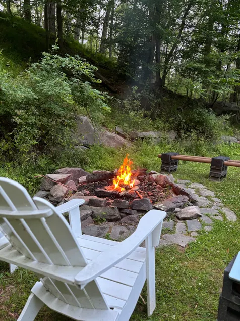 Fall Escape: Steps to River, Fire Pit & Games - Image 1