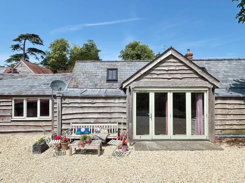 Stylish country converted barn - Image 1