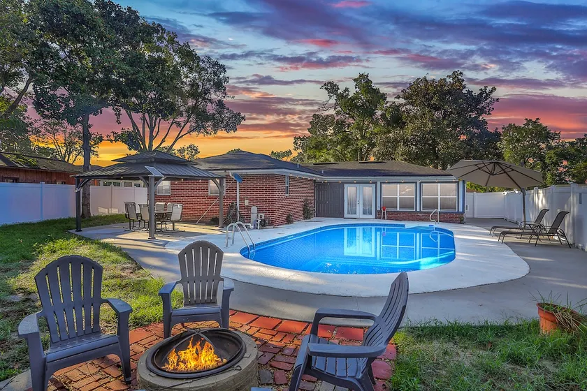 Blue Oasis POOL Home, patio and gazebo - Image 1