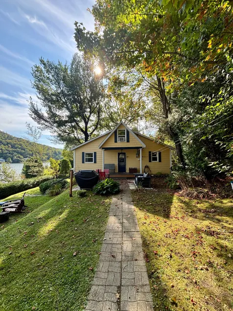 Yellow Cottage on Lac Lippe - Image 1