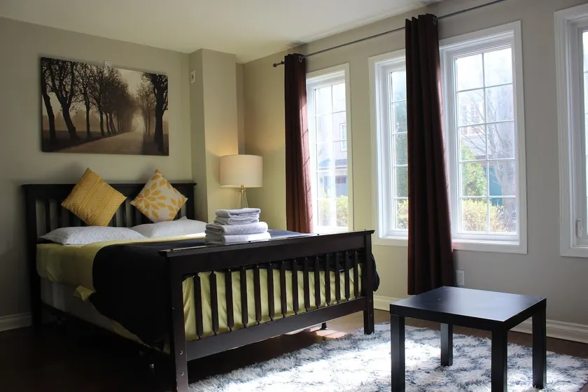 Modern Studio w/ Kitchen + Parking Near Appleby GO - Image 1