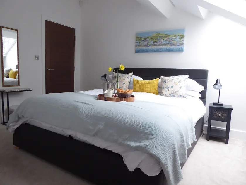 5 Min Walk To Town: Safe Modern Spacious + Parking - Image 1