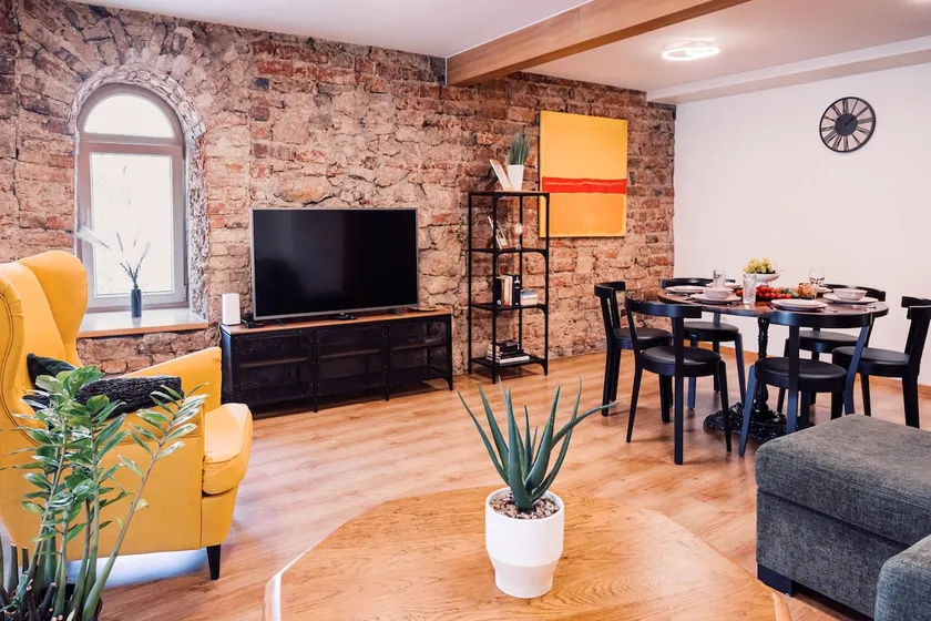 Rothko Apartment 4BR Old Town Ideal for Families & Groups - Image 1