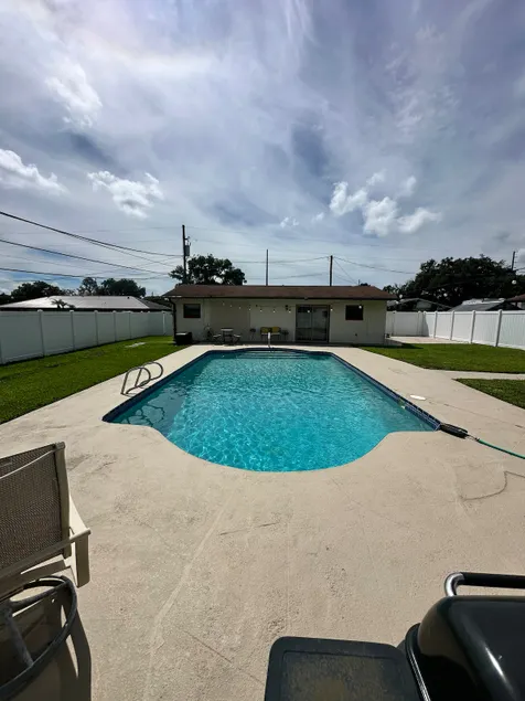 Beautiful Home Private Pool Close to Attractions - Image 1