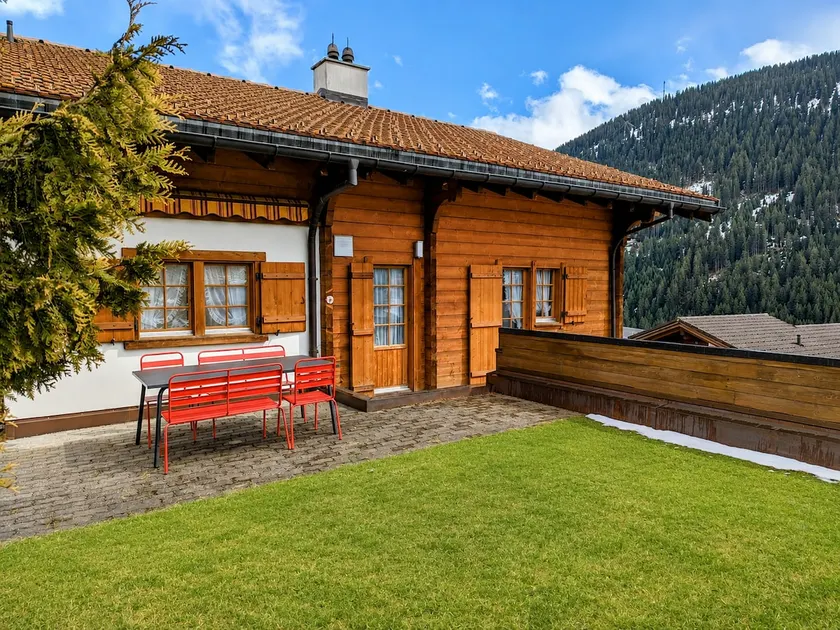 180 m to the train station - Perfect for skiing & excursions - Image 1