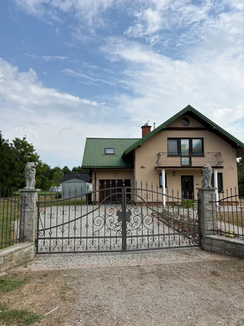 Cozy 4 bedroom with large living room and big yard - Image 1