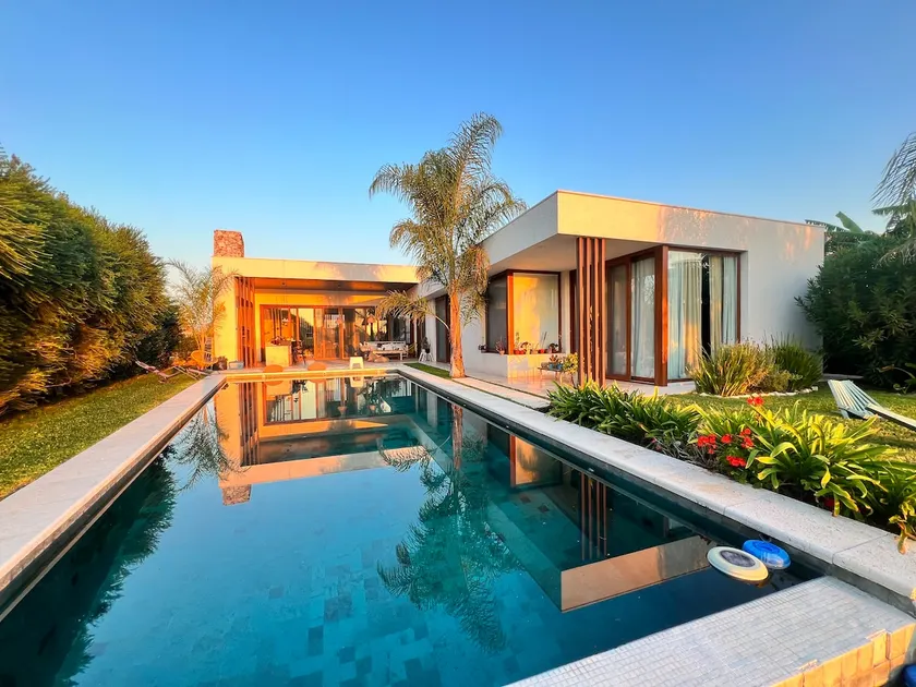 Luxury Mid-Century House by the Lake Jacuzzi Pool - Image 1
