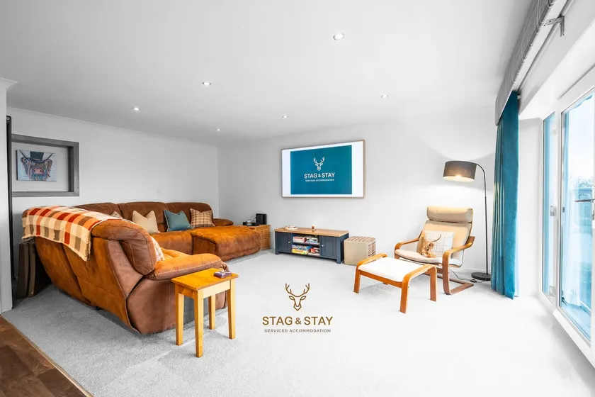 Spacious river view | Easy airport +Glasgow access - Image 1