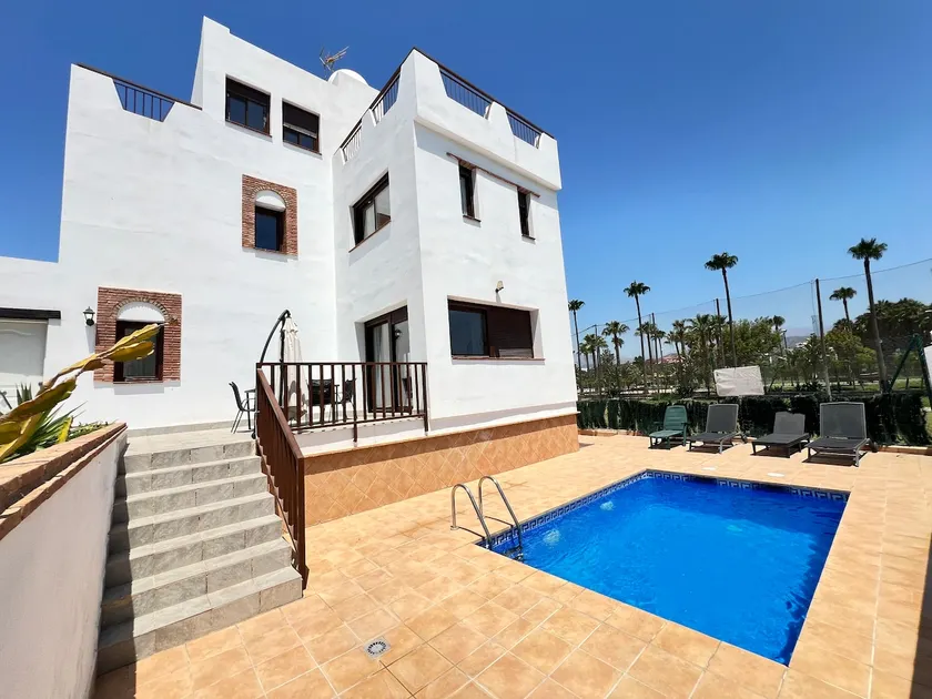 Grande appartamento totalmente attrezzato con piscina privata, terrazza e giardino | Vicino alla spiaggia | Ideale per il telelavoro | Sono ammessi animali domestici - Image 1