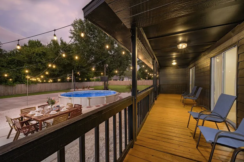 Tampa Retreat: 11 Beds, Game Room & Pool! - Image 1