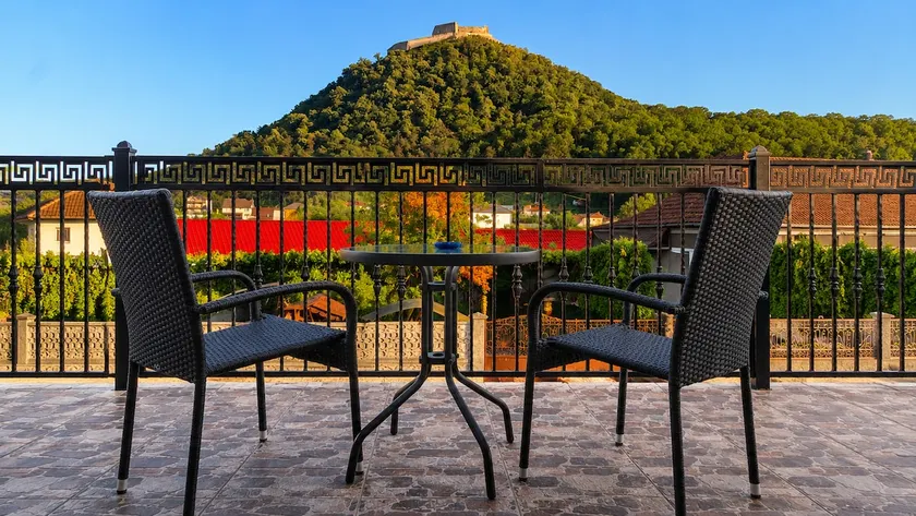 A private villa beneath the Deva Fortress awaits - Image 1