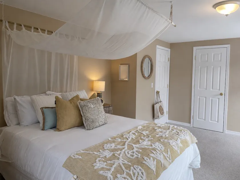 Beach-themed farmhouse with fireplace & jacuzzi - Image 1