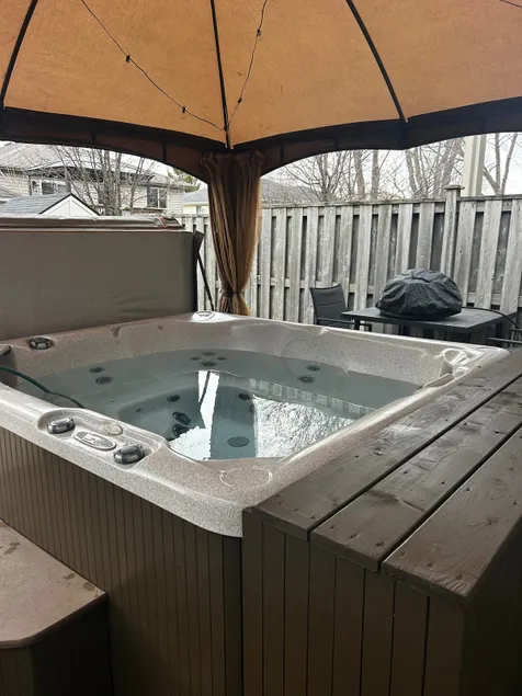 Comfy lower level suite w hot tub, fireplace. - Image 1